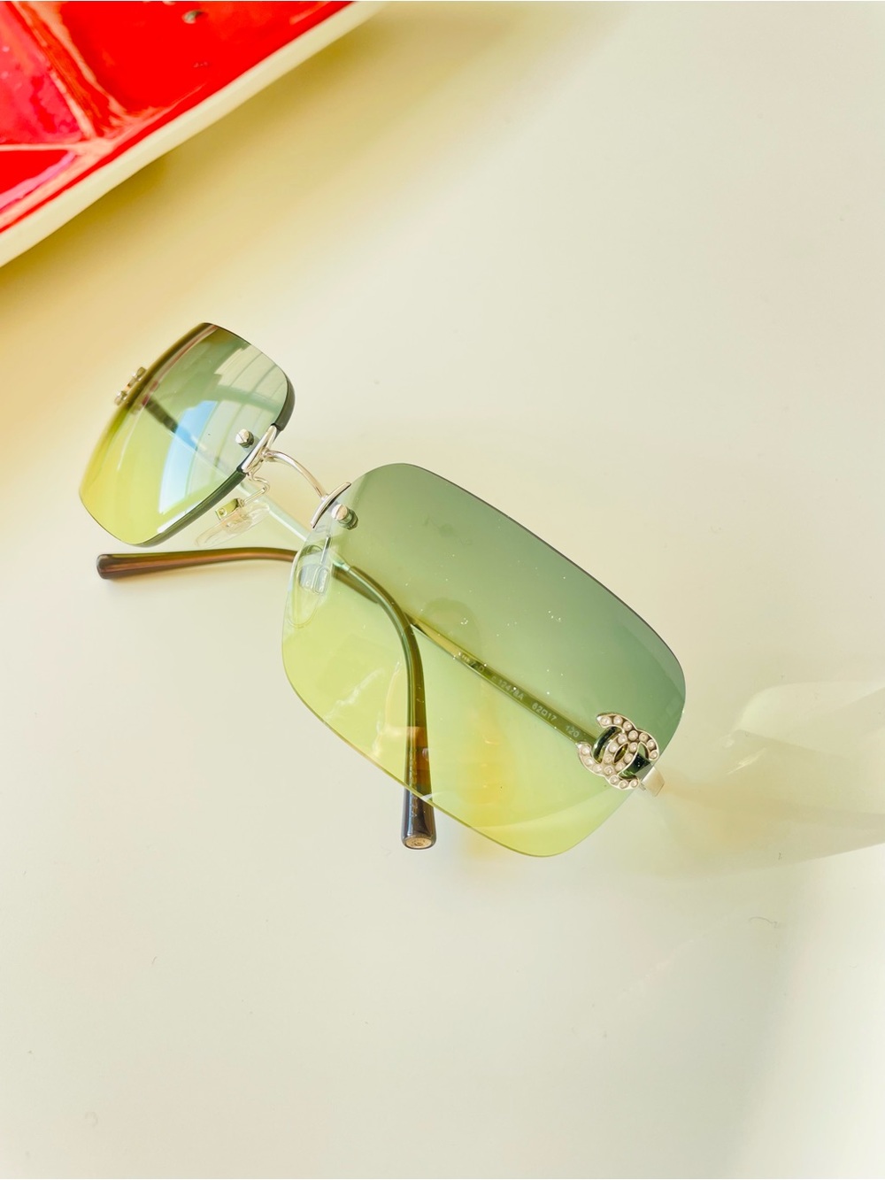 Extremely rare 🧚🏻‍♀️ Chanel rimless CC crystal sunglasses